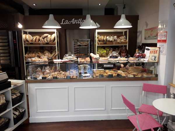 Fotografia tomada fuera de La Antigua Boutique De Pan - Panadería en Santander, Cantabria