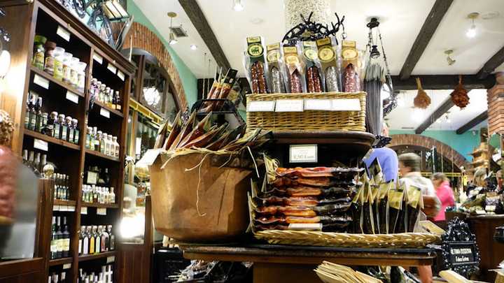 Fotografia tomada fuera de La Barata - Tienda de delicatessen en Cangas de Onís, Asturias