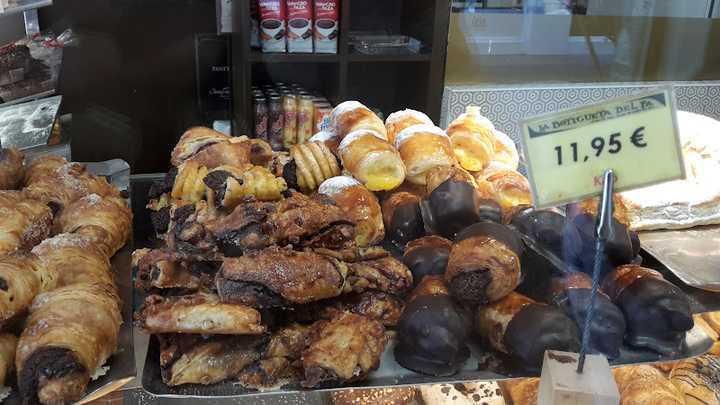 Fotografia tomada fuera de La Botigueta Del Pa - Bakery en Elche, Alicante