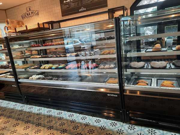 Fotografia tomada fuera de La Buena Miga - Corner Heladería Regma - cafeterías en Moralzarzal, Madrid