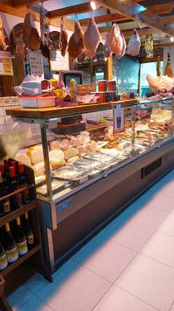 Fotografia tomada fuera de La Casa del Jamón - Tienda de alimentación en Miranda de Ebro, Burgos