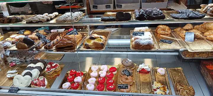 Fotografia tomada fuera de La Casa del Jamón. BALBAS Y ESPINOSA, S.L. - Panadería en Miranda de Ebro, Burgos
