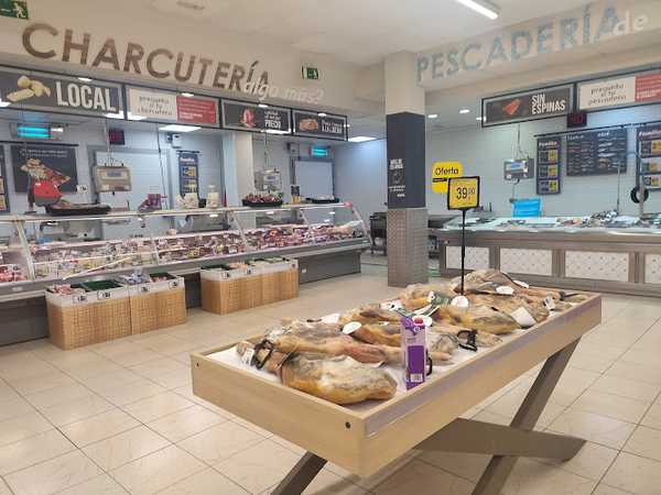 Fotografia tomada fuera de Autoservicios Familia - Supermercado en La Bañeza, León