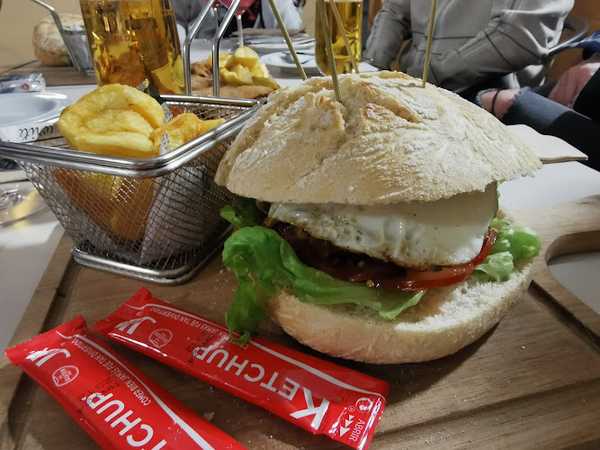 Fotografia tomada fuera de La Casa del Pueblo Sariegos - restaurantes en Sariegos del Bernesga, León