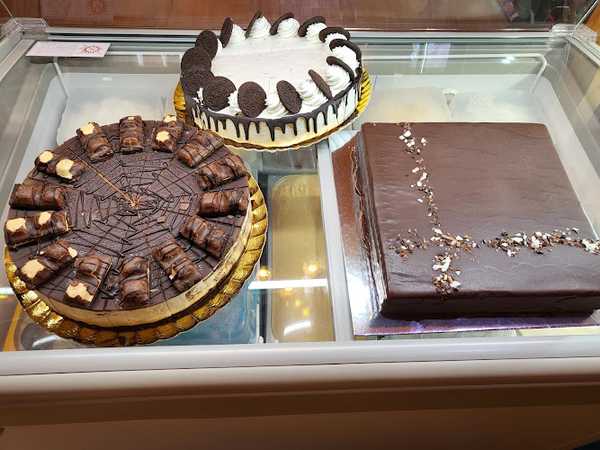 Fotografia tomada fuera de La casita de las chuches - Tienda de golosinas en El Pedernoso, Cuenca