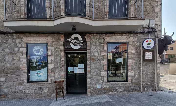 Fotografia tomada fuera de La Cooperativa - Carnisseria i xarcuteria en Els Bassacs, Barcelona