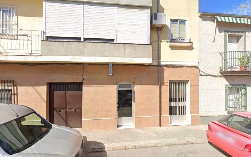 Foto de una acogedora panadería. El escaparate muestra una selección de panes hechos a mano y productos frescos del horno, destacando la tradición y excelencia de la panadería regional Panadería Bollería Roncero - Úbeda Jaén