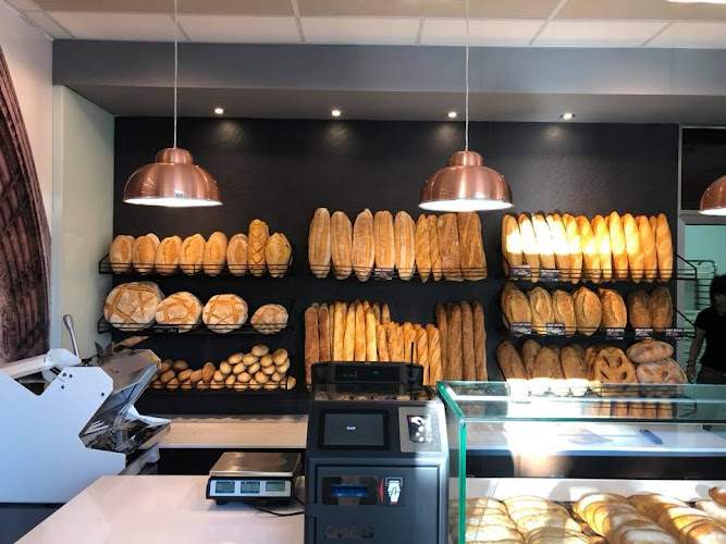 Imagen de una acogedora y tradicional panadería. El escaparate muestra una amplia gama de panes hechos a mano y productos recién horneados, subrayando la herencia y excelencia de la panadería regional Panadería Pancazorla Úbeda - Jaén