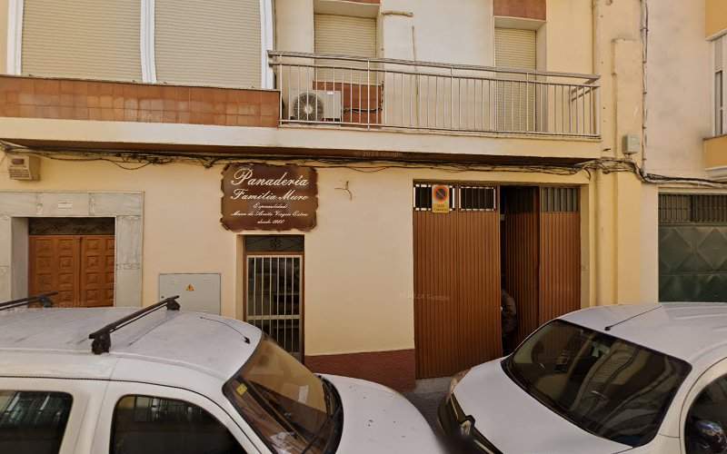 Foto de una acogedora y tradicional panadería. El escaparate muestra una selección de panes caseros y productos recién horneados, destacando la herencia y calidad de la panadería local Panadería Rafael Muro Ruíz, S. L. - Úbeda Jaén