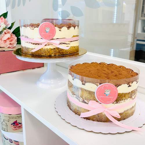 Fotografia de una acogedora panadería. El escaparate muestra una variedad de panes hechos a mano y productos horneados frescos, subrayando la calidad artesanal y calidad de la panadería local Pastelería La Genovesa Cakes, Pastelería - Úbeda Jaén